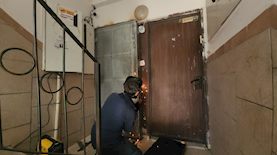 הדירה ששימשה כתחנת סמים שאותרה בעכו, צילום: דוברות המשטרה